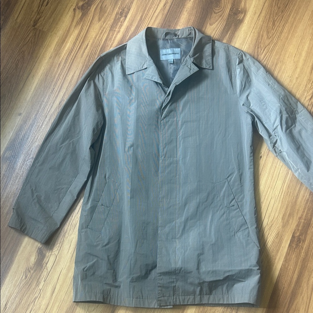 Johnston & Murphy Men's Tan Raincoat very nice button up slight plaid design